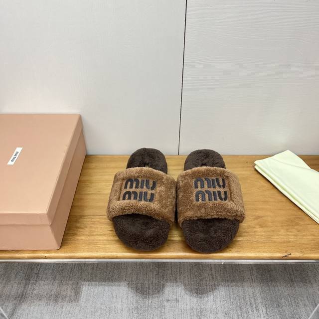 Miu Miu 24Ss 秋冬新品毛拖～ 秋冬新宠 百搭时髦单品！ 不管居家还是外穿都是品味的象征性！ 秋冬搭配袜子 那更是太绝太绝了 进口澳洲真羊毛，手感细腻